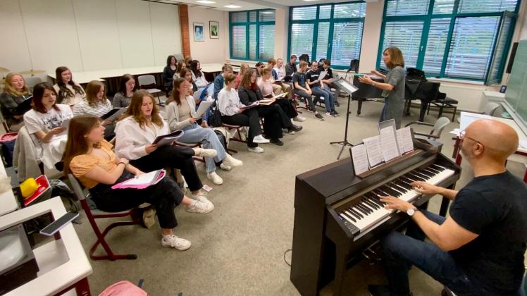 Der Schulchor des Gadebuscher Gymnasiums wird am Freitag, 20. Mai, unter der Leitung von Ulrike Birke und Rainer Joop (r.)  in der Gadebuscher Kirche auftreten und hofft auf zahlreiche Spenden.