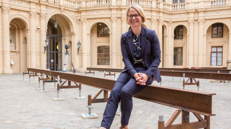 Schlossinnenhof Birgit Hesse Landtagspräsidentin