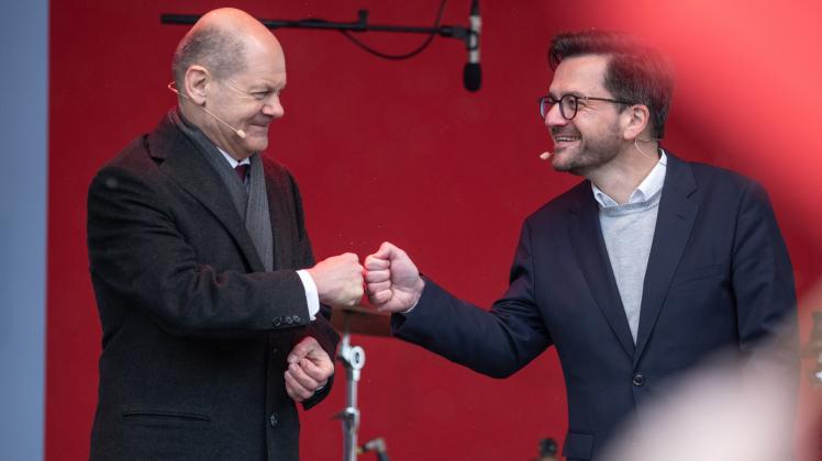 SPD-Spitzenkandidat Thomas Kutschaty und Kanzler Olaf Scholz bei einem gemeinsamen Wahlkampfauftritt in Essen: Wie die NRW-Wahl die Bundesregierung stabilisieren könnte. Wahlkampfauftakt der SPD in Nordrhein-Westfalen