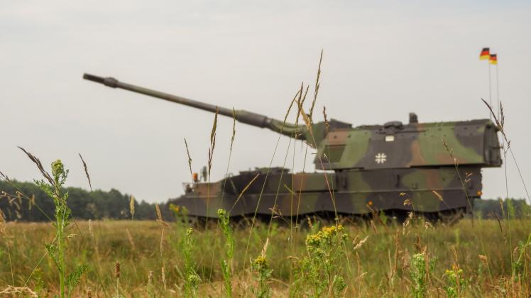 Die Panzerhaubitze 2000 soll in die Ukraine geliefert werden. Das Foto zeigt sie beim Tag der Bundeswehr 2018 auf der WTD 91 in Meppen. 
