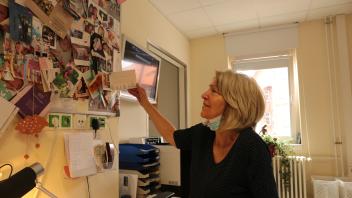Dr. Kerstin Friedrich ist als Gynäkologin am Ludwigsluster Krankenhaus auf der Focus-Liste für empfohlene Ärzte gelandet. Hier ist sie vor der Fotowand mit vielen Kindern zu sehen, denen sie beim Start ins Leben helfen konnte.