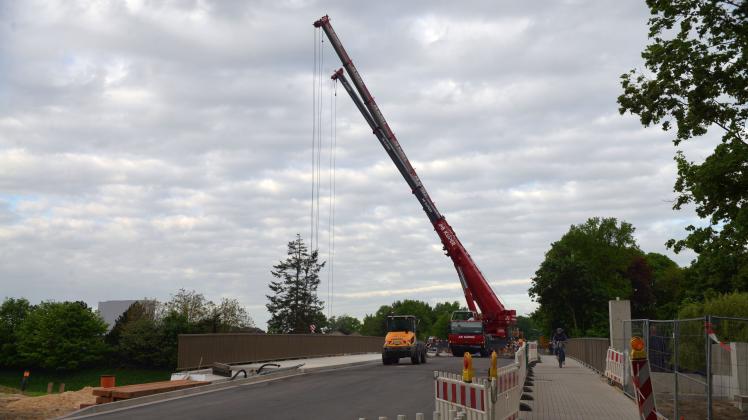 Die letzten Arbeiten an der neuen Brücke sind im Gange. Emsbrücke Lingen-Schepsdorf: Arbeiten gehen zu Ende