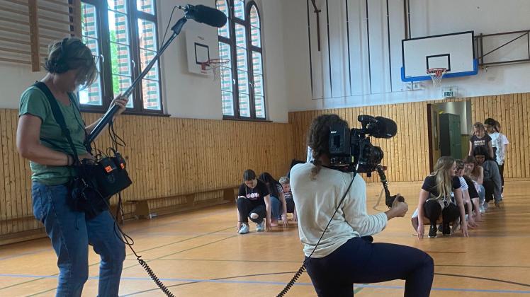 Am Donnerstag war ein rbb-Fernsehteam in Wittenberge und filmte die Tanzgruppe Elementrix, die am SOS-Talentefestival teilnehmen wird.