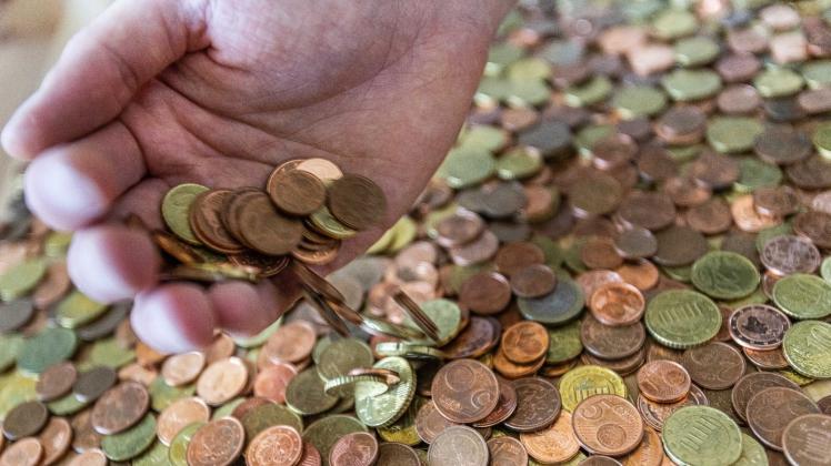 Der Ortsrat Bramsche kann knapp 100.000 Euro an Zuschüssen verteilen. Der Bundestag hat mehrere Entlastungspakete beschlossen, die dafür sorgen sollen, dass die Bürger weniger Steuern zahlen müssen. Foto: Philipp von Ditfurth/dpa