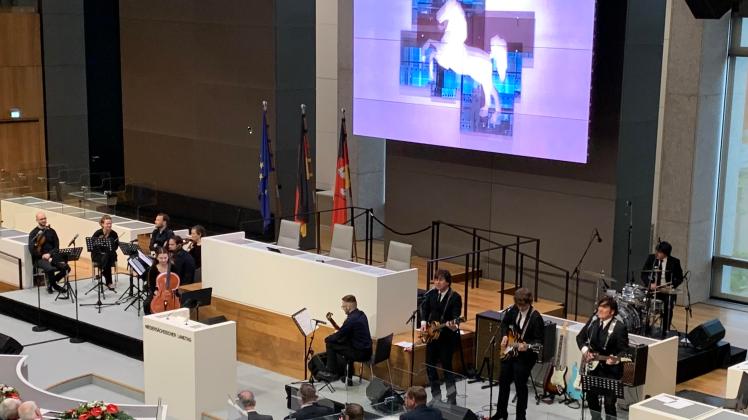 Seltener Anblick: Eine Rockband hat zum 75. Jubiläum des Niedersächsischen Landtags am Freitag im Plenum gespielt.