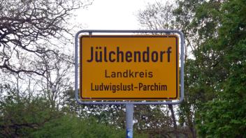 Jülchendorf, Ortsteil der Gemeinde Weitendorf, Ortseingangsschild