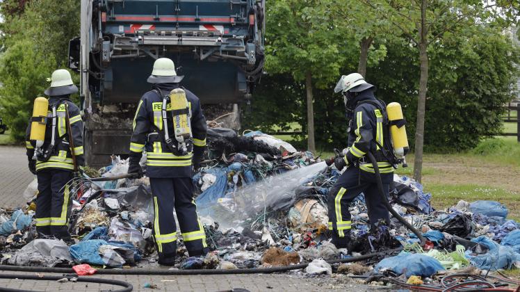 Am Friedhof Bad Essen-Rabber Inhalt eines Müllwagens abgelöscht