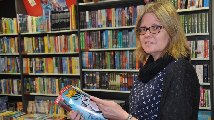 Eine Frau blättert in einem Comic