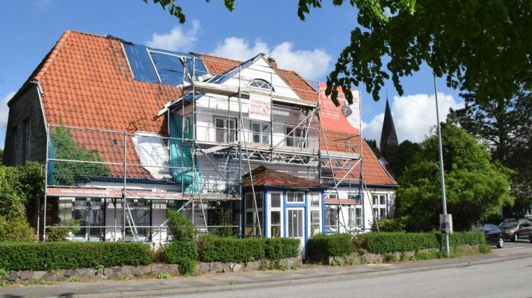 Die "Villa Anitk" im Vogelsang ist eingerüstet, das Dach noch nicht vollständig repariert. Sturmtief "Nadia" hatte am 30. Januar eine große Tanne entwurzelt, die den Dachstuhl halbseitig zerstört hat. Bürger, Handwerker und Firmen haben dem Ehepaar Reusch bei den Reparaturarbeiten des nicht versicherten Schaden geholfen.