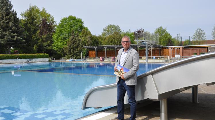 GWG-Geschäftsführer Ronald Otto lädt zur Saisoneröffnung am Sonntag ins Schwimmbad Perleberg ein.