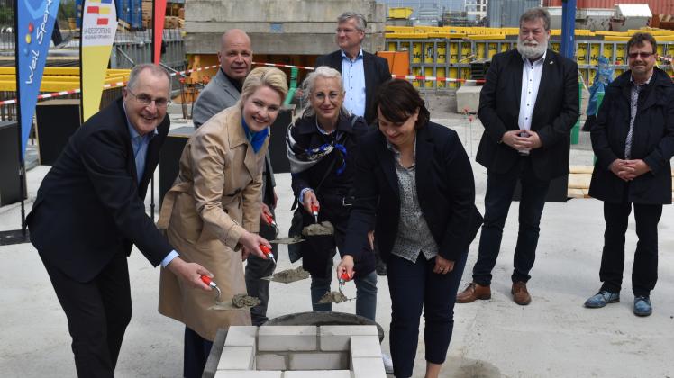 Bei der Grundsteinlegung von der Landessportschule auf der Warnemünder Mittelmole ist auch Ministerpräsidentin Manuela Schwesig (SPD) zweite von links und Sportministerin Stefanie Drese (SPD) dabei. 