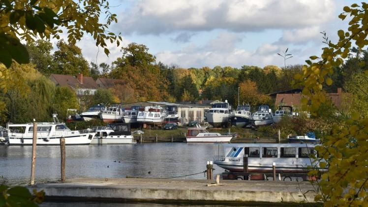 Das frühere Gelände des Straßenbauamtes am Ziegelaußensee ist ein Filetstück. Wo jetzt noch Boote ihr Winterlager haben, soll ein maritimes Dienstleistungszentrum entstehen. 