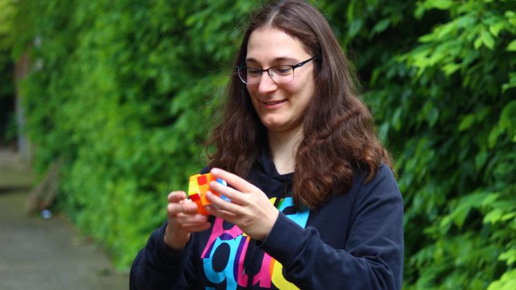 Löst den Standard-Rubik-Würfel in 8,5 Sekunden: die Delmenhorsterin Kira-Lysan Meyer (26).