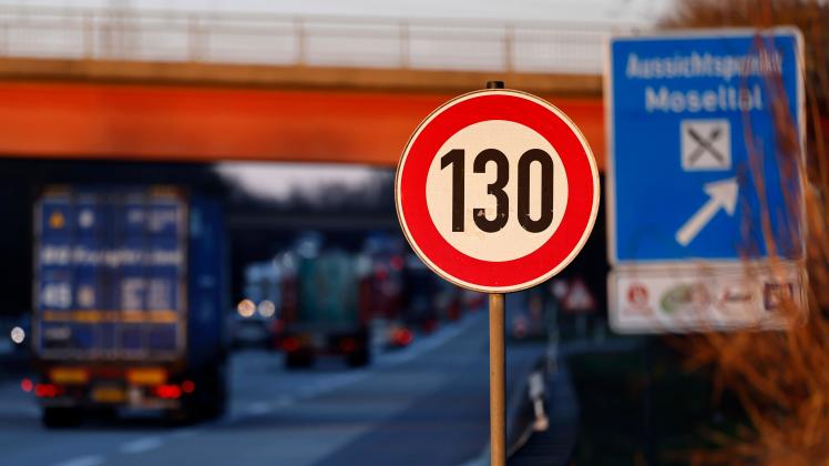 Ein Geschwindigkeitsszeichen Tempo Limit 130 km/h auf einer Autobahn an der Moseltalbrücke. Die Ampel-Koalition hat sich