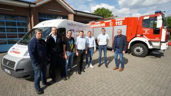 Bei der Übergabe des Transporters dabei waren (von links) Werner Flatken, Markus Kröger, Heinz Brinkmann, Sergej Rosin, Bernd Knipper, Thomas Kloppenburg und Daniel Thele. 