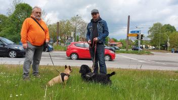Sie lassen ihre Hunde auf der Hundeauslauffläche in Lankow nie von der Leine, trotz Erlaubnis: Stefan Martini (l.) und Carsten Jagau.