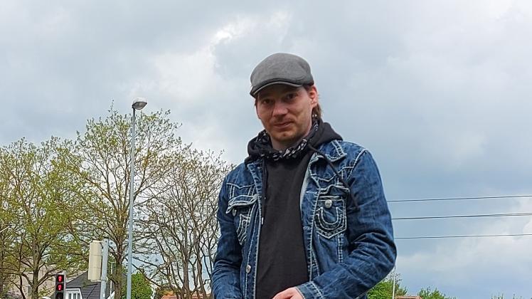 Sie lassen ihre Hunde auf der Hundeauslauffläche in Lankow nie von der Leine, trotz Erlaubnis: Stefan Martini (l.) und Carsten Jagau.