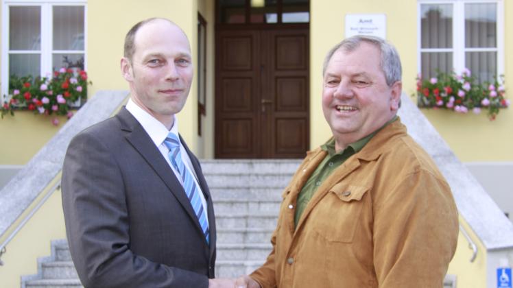 Acht Jahre ist es nun her, als der damals designierte Amtsdirektor Torsten Jacob (l.) und der frisch gewählte Bürgermeister Dieter Spielmann von Bad Wilsnack vor dem Rathaus standen. Nun wurde Jacob erneut für acht weitere Jahre gewählt.