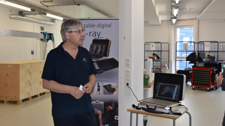 Bernd Oehm, geschäftsführender Gesellschafter, präsentiert den tragbaren Röntgenkoffer made in Rostock.