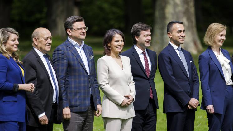 (L-R): Melanie Joly, Aussenministerin von Kanada, Jean-Yves Le Drian, Aussenminister von Frankreich, Dmytro Kuleba, Auss