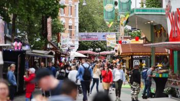 Am frühen Nachmittag tummeln sich schon einige Osnabrücker auf der Maiwoche. Offiziell eröffnet wird sie am Abend. Vom 13. bis 22. Mai 2022 findet das Stadtfest zum ersten Mal seit drei Jahren wieder statt. Foto: Michael Gründel