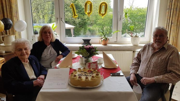 An der Seite von Schwiegersohn Hennerk Wörpel (von rechts) und Tochter Gudrun feierte Gisela Bockhof im Dana-Seniorenheim ihren 100. Geburtstag.