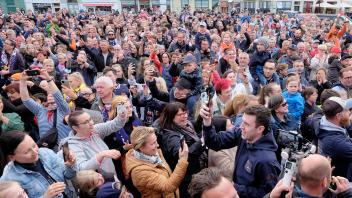 Rostock feiert den Aufstieg der Seawolves in die 1. Basketball-Bundesliga.
Auf dem Neuen Markt vor dem Rathaus versammelten sich Tausende Fans und feierten gemeinsam mit OB Claus Ruhe Madsen das Team.
Foto: Georg Scharnweber