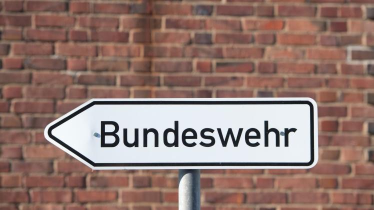 ARCHIV - Ein Hinweisschild mit dem Schriftzug «Bundeswehr» steht auf dem Gelände einer Bundesliegenschaft in Stralsund. Foto: Stefan Sauer/dpa-Zentralbild/ZB/Symbolbild