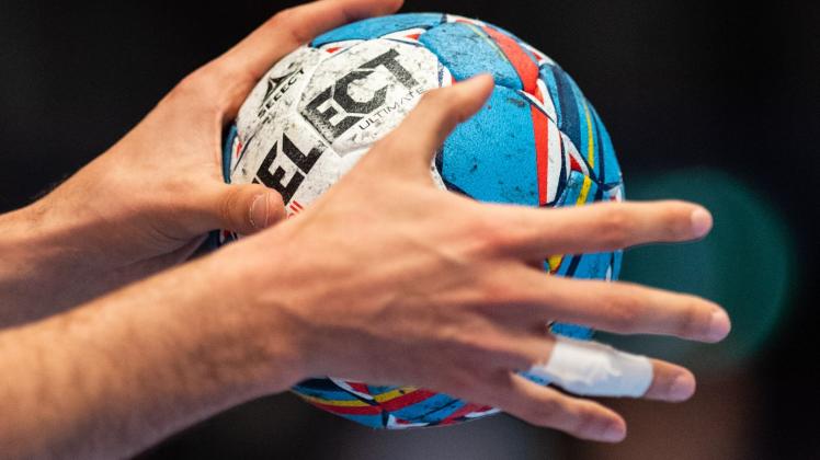 ARCHIV - Ein Handballer hält den Spielball in den Händen. Foto: Robert Michael/dpa/Symbolbild