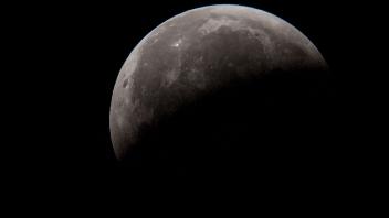 ARCHIV - Nach der totalen Verdunklung wird der Mond wieder sichtbar. Herausragendes astronomisches Ereignis ist in diesem Mai zweifelsohne eine totale Mondfinsternis. Foto: Boris Roessler/dpa