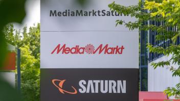 ARCHIV - Die mehr als 1000 Media Markt- und Saturn-Läden sollen aber weiter eine wichtige Rolle im Ceconomy-Konzern spielen. Foto: Armin Weigel/dpa