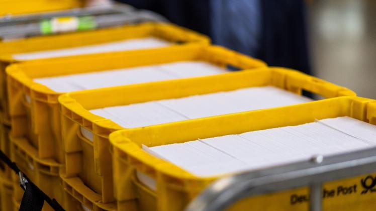 Sendungen des Zensus 2022 liegen im Briefzentrum Offenburg der Deutschen Post in Logistikbehältern. Foto: Philipp von Ditfurth/dpa