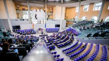 Die Abgeordneten des Deutschen Bundestages diskutierten heute über den Gesetzentwurf zur Abschaffung des Gesetzesparagrafen 219a, der das sogenannte Werbeverbot für Schwangerschaftsabbrüche regelt. Foto: Christoph Soeder/dpa