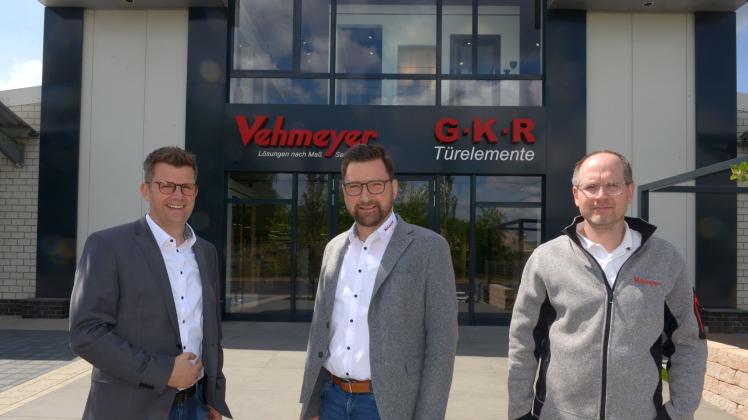 Am Pöttkerdiek in Lingen hat das Haselünner Unternehmen Vehmeyer einen neuen Standort für den Baustoffhandel eröffnet. Von links: Geschäftsführer Michael Book, Prokurist Ansgar Telkmann und Leiter Christian Thien.