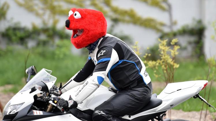 ARCHIV - Hingucker: Auffällige Kleidung und Helme tragen dazu bei, sich auf dem Motorrad sichtbarer zu machen. Natürlich müssen Maschine und Kleidung dabei aber immer verkehrssicher bleiben. Foto: Caroline Seidel-Dißmannel/dpa/dpa-tmn ARCHIV - Hingucker: Auffällige Kleidung und Helme tragen dazu bei, sich auf dem Motorrad sichtbarer zu machen. Natürlich müssen Maschine und Kleidung dabei aber immer verkehrssicher bleiben. Foto: Caroline Seidel-Dißmannel/dpa/dpa-tmn