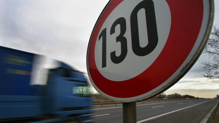 ARCHIV - An der Autobahn A10 bei Mühlenbeck zeigt ein Schild die erlaubte Höchstgeschwindigkeit mit 130 Stundenkilometern an. Foto: Patrick Pleul/dpa-Zentralbild/dpa