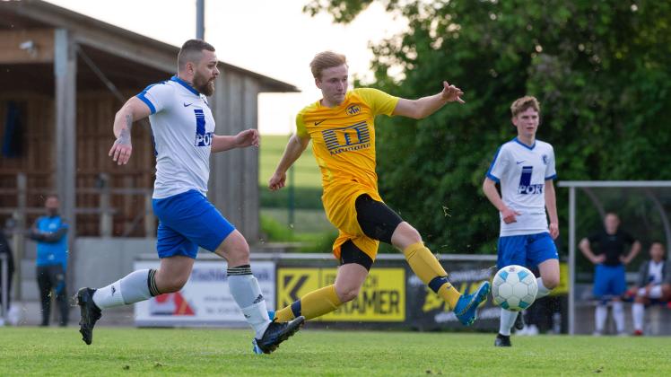 Marvin Lechtenbrink (in Gelb) gehörte gegen Dissen zu den auffälligsten Akteuren im Dress des TV Neuenkirchen. 1. KK - 2021/2022 - TV Neuenkirchen vs. TSG Dissen
