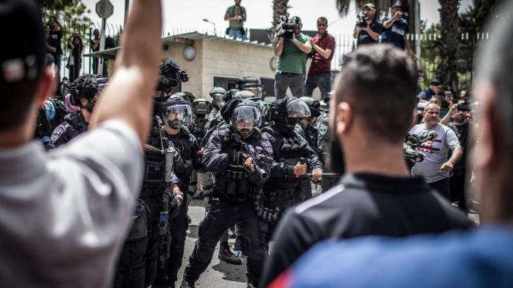 Israelische Grenzpolizisten sollen bei der Prozession nach palästinensischen Angaben Blendgranaten eingesetzt haben. Foto: Ilia Yefimovich/dpa