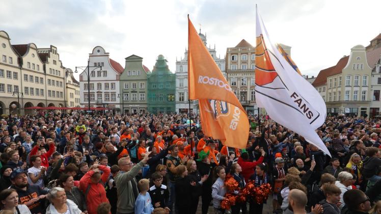 Fans der Rostock Seawolves stehen auf dem Neuen Markt und feiern den Aufstieg des Basketballteams. Foto: Danny Gohlke/dpa Fans der Rostock Seawolves stehen auf dem Neuen Markt und feiern den Aufstieg des Basketballteams. Foto: Danny Gohlke/dpa
