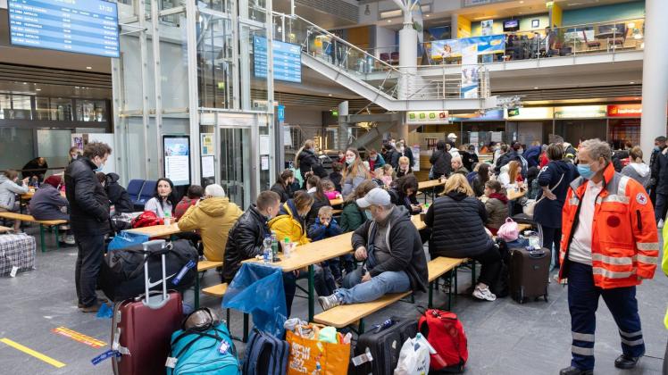 ARCHIV - Aus der Ukraine geflüchtete Menschen werden Anfang April im Flughafen Erfurt-Weimar von Helfern betreut. Foto: Michael Reichel/dpa