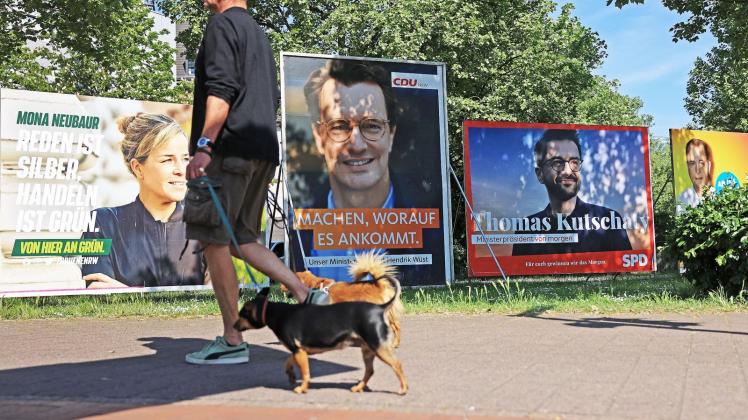 ARCHIV - Wahlplakate von Grünen, CDU, SPD und FDP (l-r) stehen auf einer Wiese in Düsseldorf Foto: Oliver Berg/dpa