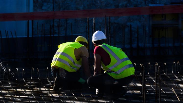 ARCHIV - Bauarbeiter auf der Baustelle eines Mehrfamilienhauses in Hannover. Der Fachkräftemangel in Deutschland ist auf Rekordniveau. Foto: Julian Stratenschulte/dpa