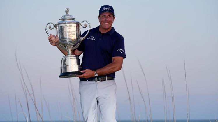 ARCHIV - US-Star Phil Mickelson hatte im vergangenen Jahr die PGA Championship im Alter von 50 Jahren gewonnen. Foto: David J. Phillip/AP/dpa