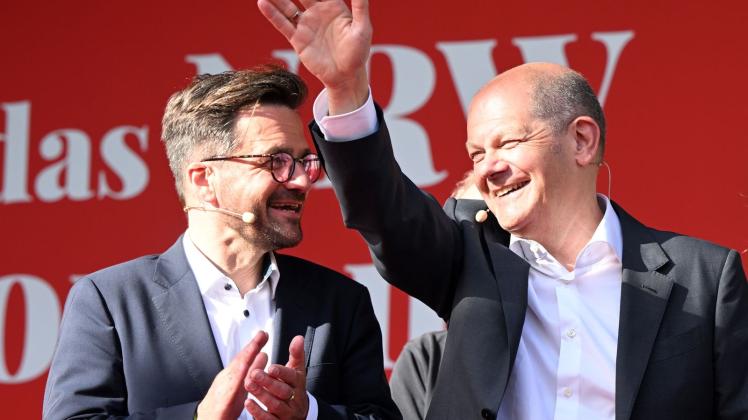 SPD-Spitzenkandidat Thomas Kutschaty (l) und Bundeskanzler Olaf Scholz (SPD) beim Wahlkampf  in Köln. Foto: Federico Gambarini/dpa