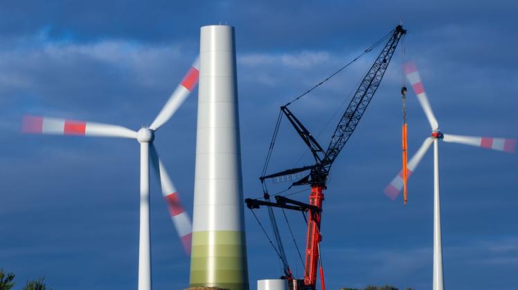 ARCHIV - In einem bestehenden Windpark wird ein Turm für eine neue Anlage errichtet. Foto: Jens Büttner/dpa-Zentralbild/dpa/Symbolbild