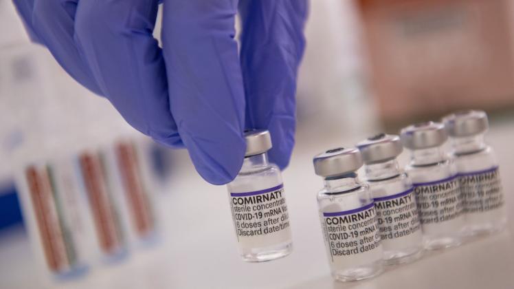 Eine Arzthelferin hält ein Vial mit Corona-Impfstoffdosen in der Hand. Foto: Lennart Preiss/dpa/Symbolbild Eine Arzthelferin hält ein Vial mit Corona-Impfstoffdosen in der Hand. Foto: Lennart Preiss/dpa/Symbolbild