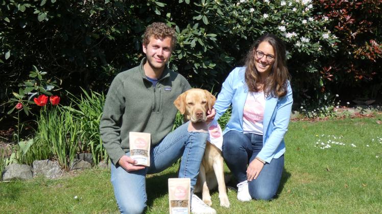 Hund Calu inspirierte Justus und Lea Reich aus Ankum, die Marke Alpenwuff für besonders verträgliches Hundefutter zu schaffen.
