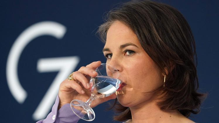 Außenministerin Baerbock will der Ukraine notfalls noch Jahre Waffen liefern und von Russland erzwungene Grenzen nicht anerkennen. German Foreign Minister Annalena Baerbock takes a sip of water as she gives a press statement at the end of the G7 Foreign Ministers meeting in Wangels, northern Germany, on May 14, 2022. (Photo by Marcus Brandt / POOL / AFP)