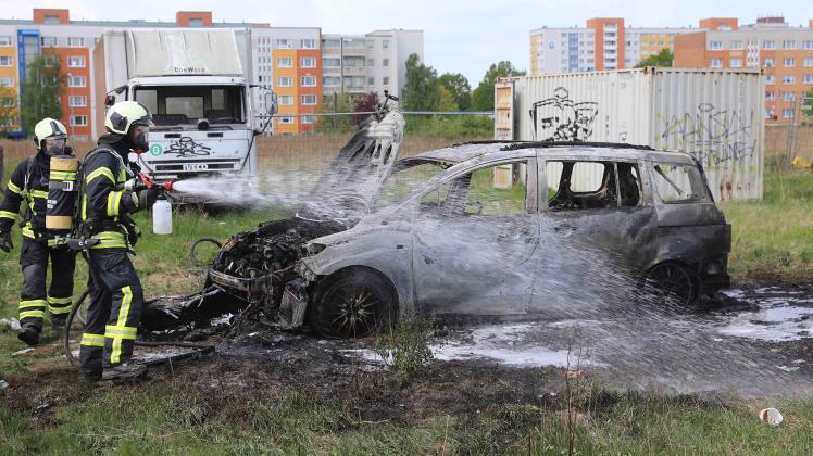 Ein Brand zerstört ein Auto in Rostock. Autobrand in Rostock