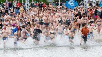 Badefreunde eröffnen mit einem gemeinsamen Lauf die Saison im Ostseebad Travemünde. Foto: Markus Scholz/dpa